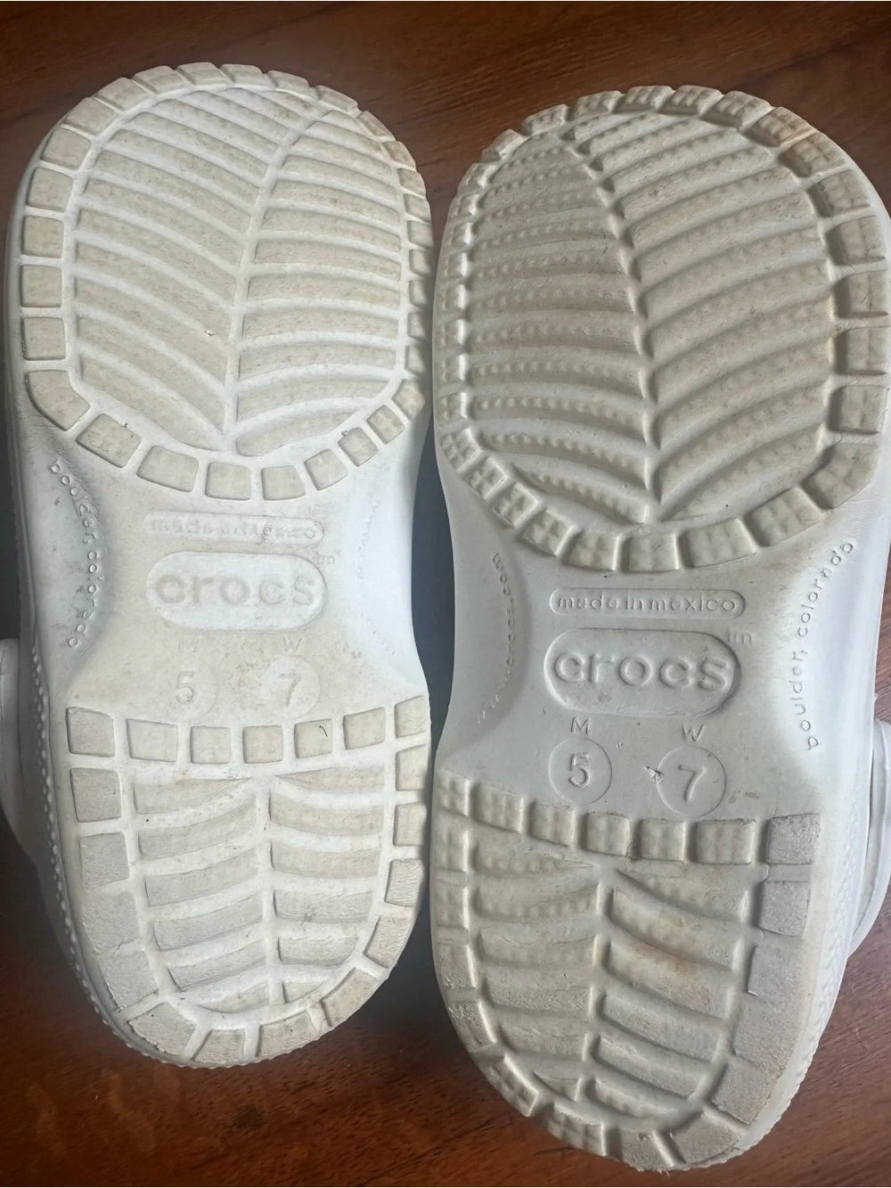 CROCS White Kids Clog with Green Car Jibbitz size M 5/ W 7